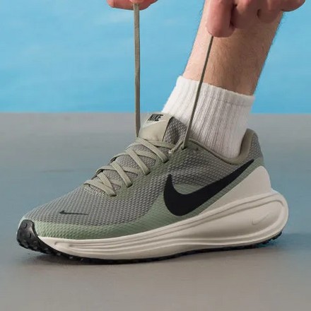 Nike Revolution 8