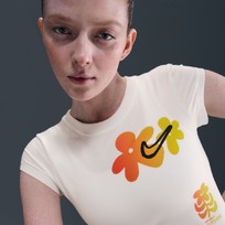 Nike Sportswear Tight Short-Sleeve Graphic T-Shirt